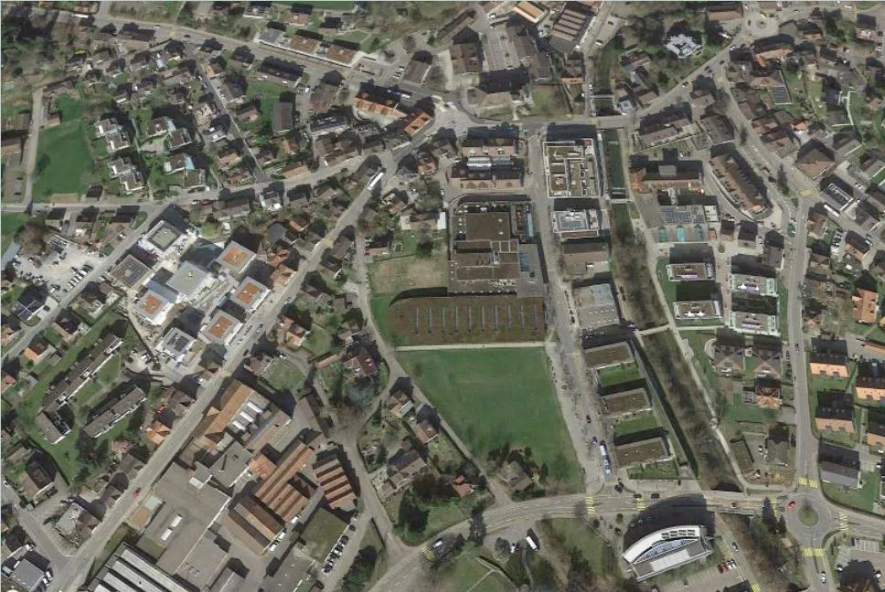 Luftaufnahme der Bandwiesstrasse im Zentrum von Rüti.